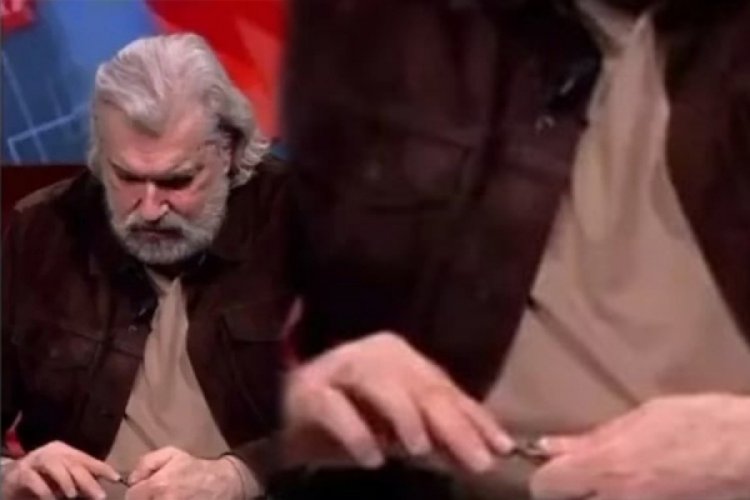 Konuk canlı yayında tırnağını kesti