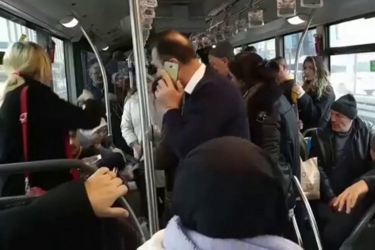 İstanbul'da metrob&uuml;ste telefon hırsızlığı kavgası
