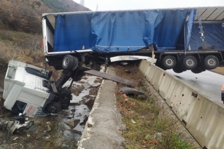 &Ccedil;orum'da TIR, beton bariyere &ccedil;arptı