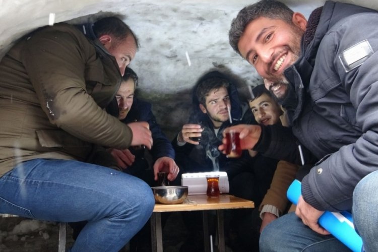 Bitlis'te kardan iglo ev yaptılar