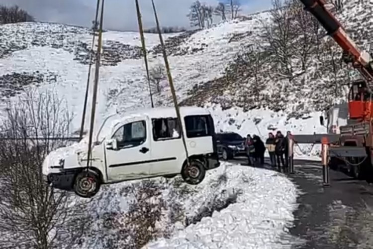 Bursa'da dağlık alanda kontrolden &ccedil;ıkan ara&ccedil; şarampole u&ccedil;tu
