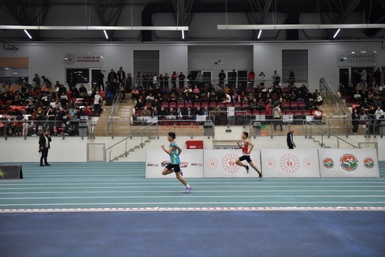 Bursa Osmangazi Atletizm Salonu'nda gen&ccedil;lik r&uuml;zgarı