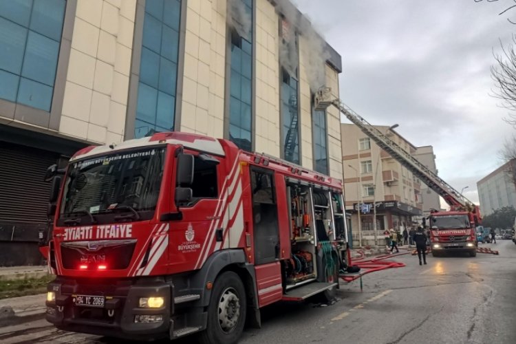 İstanbul Bah&ccedil;elievler'de iş merkezinde korkutan yangın