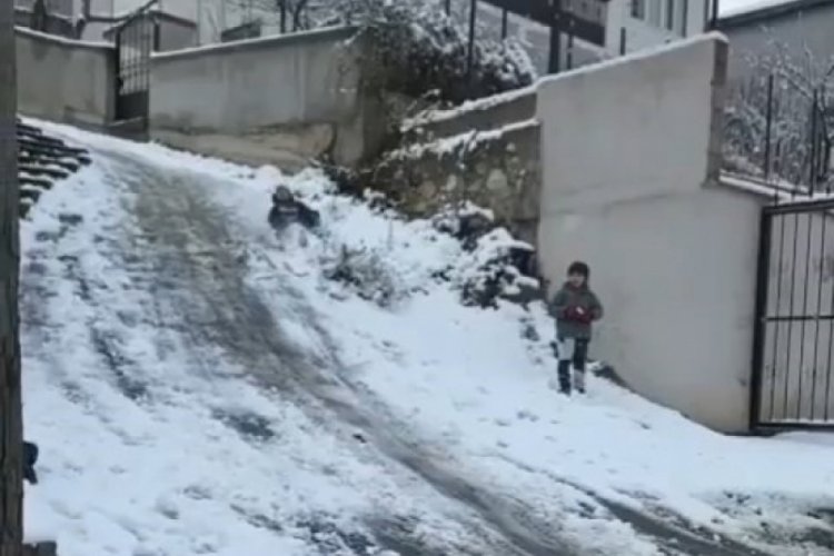 Bursa'da karın yağdığını g&ouml;ren &ccedil;ocuklar tadını &ccedil;ıkardı