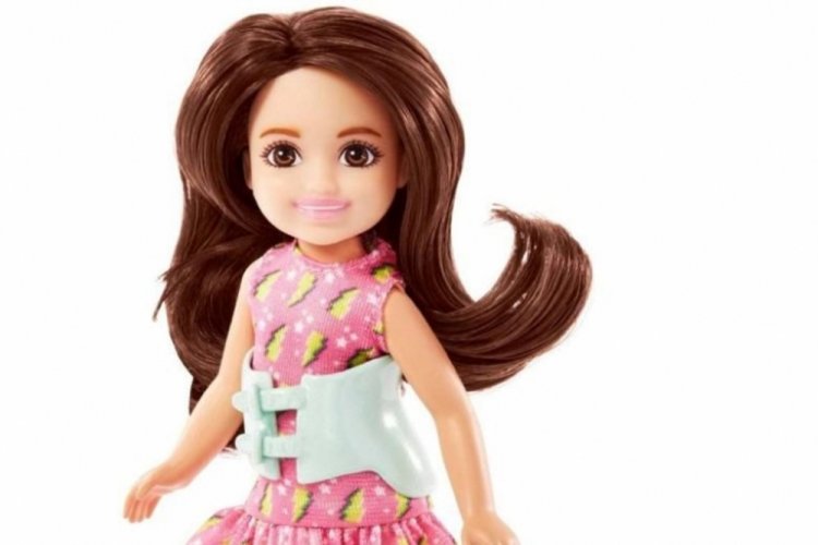 Skolyozlu Barbie bebek piyasada