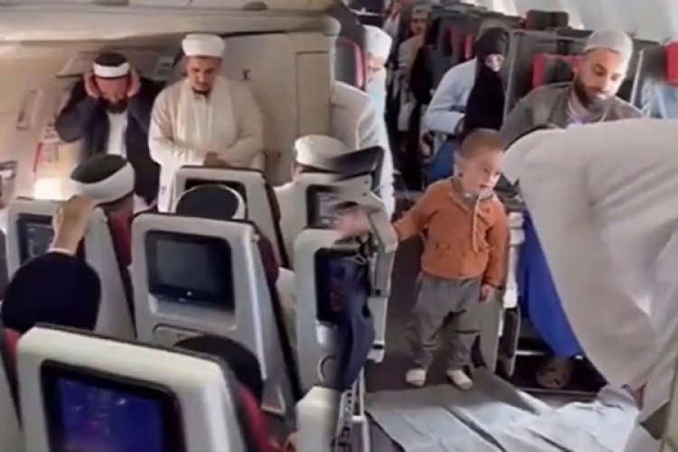 U&ccedil;akta namaz kıldılar: O anları TikTok'tan paylaştılar