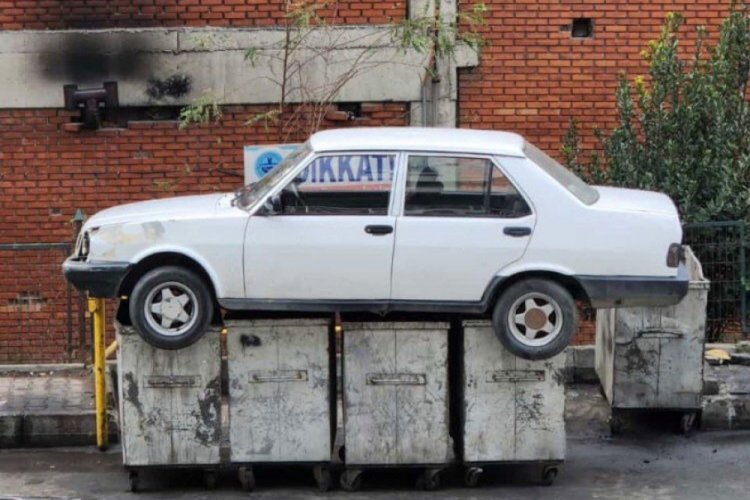 İstanbul'da işyerinin &ouml;n&uuml;n&uuml; kapatan aracı &ccedil;&ouml;pe attılar
