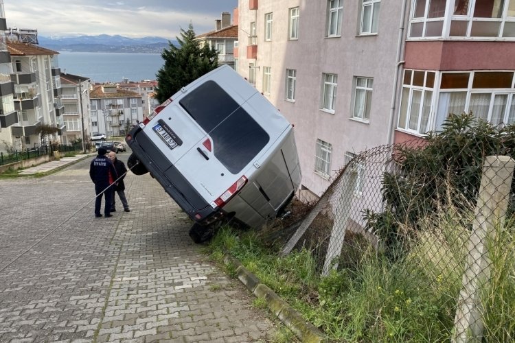 Sinop'ta kontrolden &ccedil;ıkan minib&uuml;s bah&ccedil;e tellerine girdi