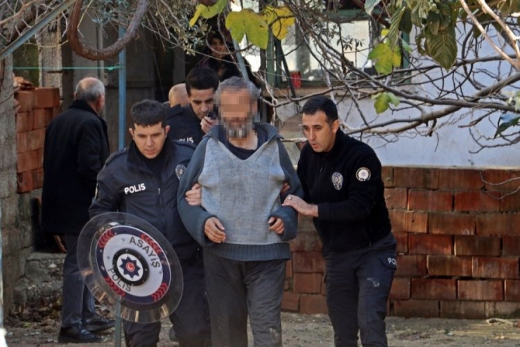 Antalya'da kendini odaya kilitleyen adam: Se&ccedil;im sandığı getir, &ccedil;ıkarım