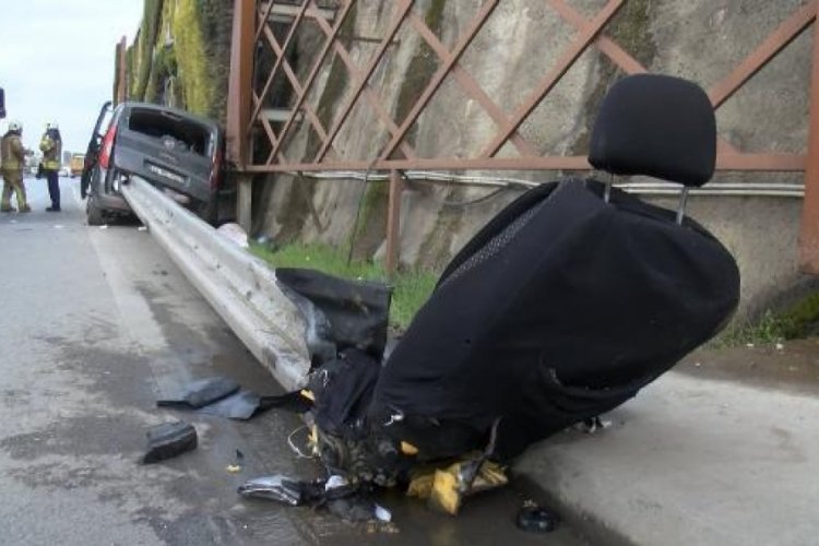 İstanbul'da kontrolden &ccedil;ıkan otomobil bariyerlere saplandı