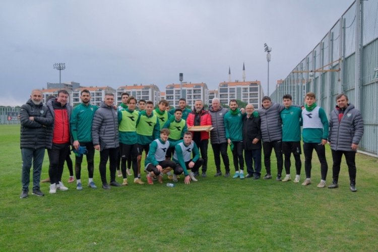 Bursaspor'a Bursag&uuml;c&uuml;'nden baklavalı moral!