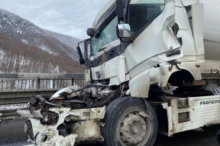 Bolu'da kamyonun kabini bir bu&ccedil;uk metre geriye kaydı