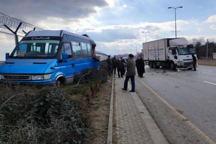 Ankara'da kamyon yolcu minib&uuml;s&uuml;ne &ccedil;arptı: Yaralılar var