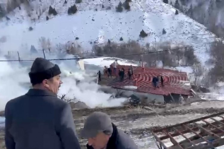 Erzincan Refahiye'de ev, ahır, samanlık ve trakt&ouml;r yandı
