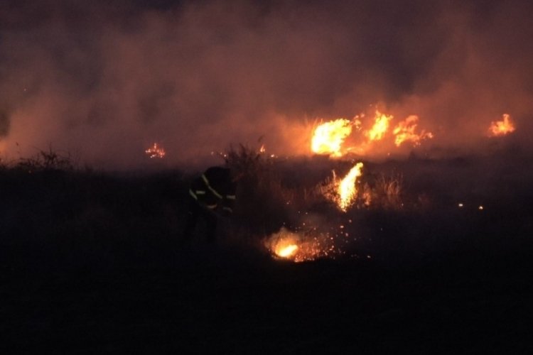Burdur G&ouml;l&uuml;'nde korkutan sazlık yangını