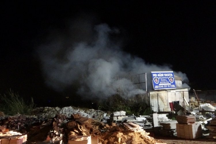 Antalya'da babasını kaybettiği g&uuml;n, at&ouml;lyesi de k&uuml;le d&ouml;nd&uuml;