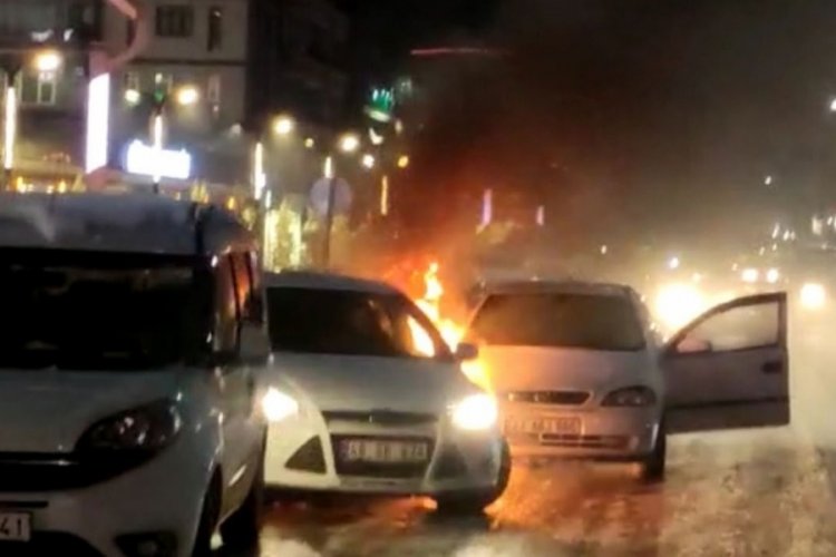 Elazığ'da alev alev yanan otomobil, park halindeki otomobili de yaktı