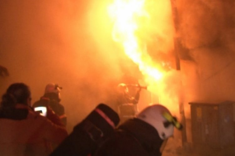 Edirne'de yaşlı kadın evinin yanışını g&ouml;zyaşlarıyla izledi
