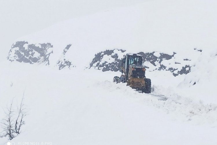 Şırnak'ta kar esareti devam ediyor, kalınlığı bir metreyi ge&ccedil;ti