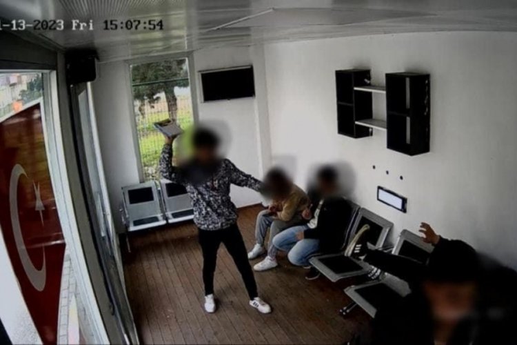 Bursa'da kapalı otob&uuml;s duraklarına saldırı!