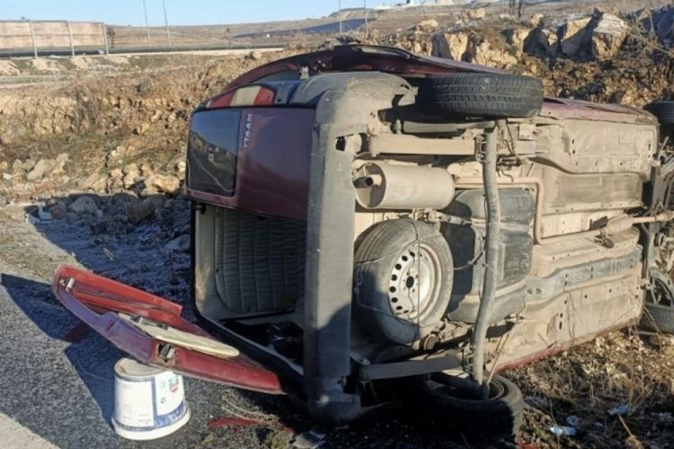 Kontrolden &ccedil;ıkan hafif ticari ara&ccedil; takla attı: 3 yaralı