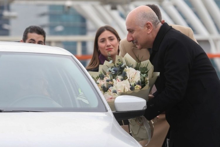 Bakan Karaismialoğlu'dan Avrasya T&uuml;neli'nden ge&ccedil;en 100 milyonuncu araca &ouml;d&uuml;l