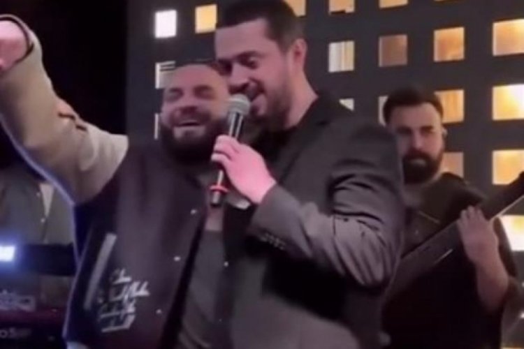Murat Boz'la alkoll&uuml; şarkı s&ouml;ylerken detone olan Berkay kendisini eleştirdi: Berbat