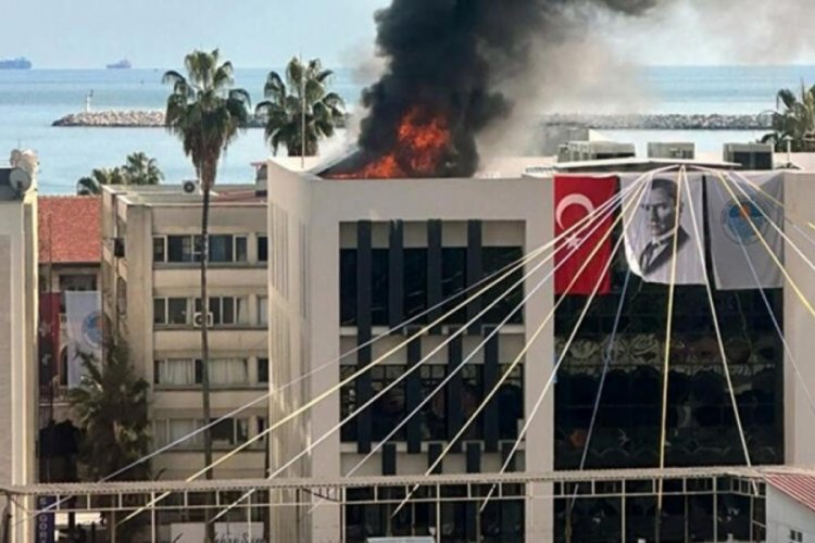 Mersin'de belediye hizmet binasında yangın