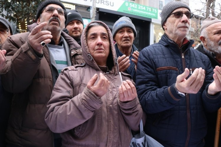 İsve&ccedil;'teki saygısızlığa tepki olarak 500 Kur'an-ı Kerim dağıttılar