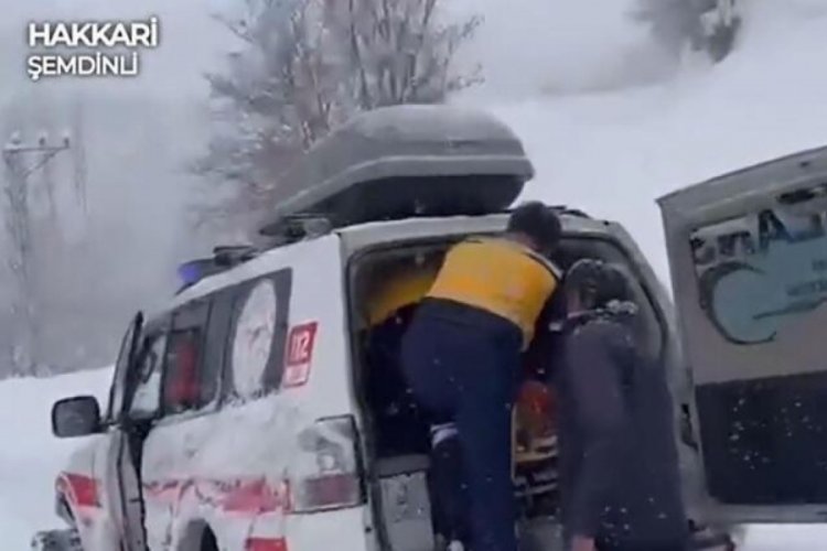 Bakan Koca: Yolu kapalı k&ouml;yde mahsur kalan hasta hastaneye ulaştırıldı