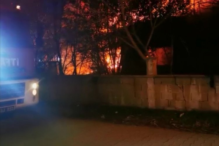 Tekirdağ'da metruk bina alev alev yandı