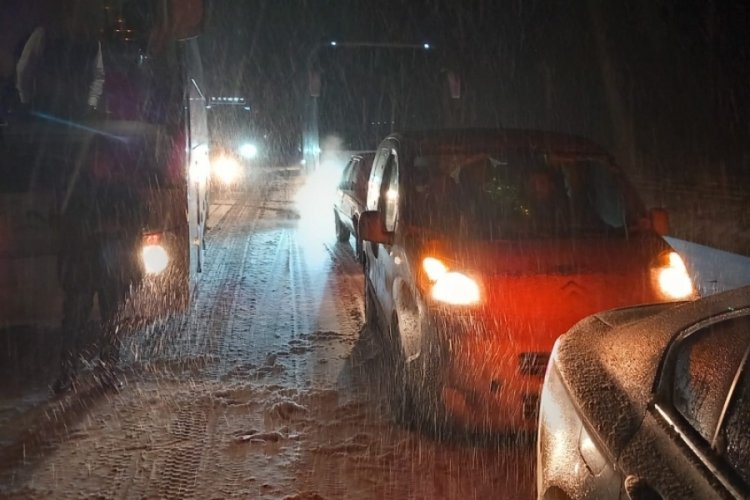 Ankara-Sivrihisar yolunda ulaşıma kar engeli