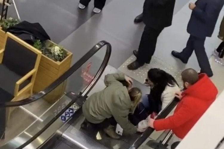 İstanbul'da 7 yaşındaki &ccedil;ocuğun parmakları kopmuştu! O anlar kamerada