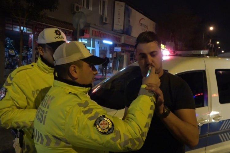 Bursa'da dur ihtarına uymayan alkoll&uuml; s&uuml;r&uuml;c&uuml;ye b&uuml;y&uuml;k ceza
