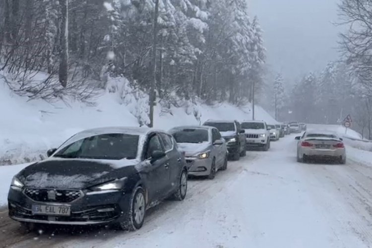 Uludağ'a giden tatilciler, trafikte uzun kuyruklar oluşturdu
