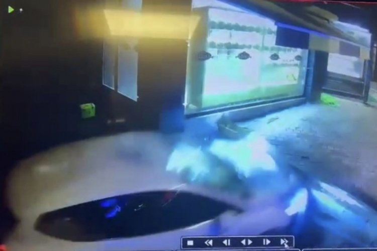 Bursa'da uyuyakalan ara&ccedil; s&uuml;r&uuml;c&uuml;s&uuml;, fırının bah&ccedil;esine u&ccedil;tu
