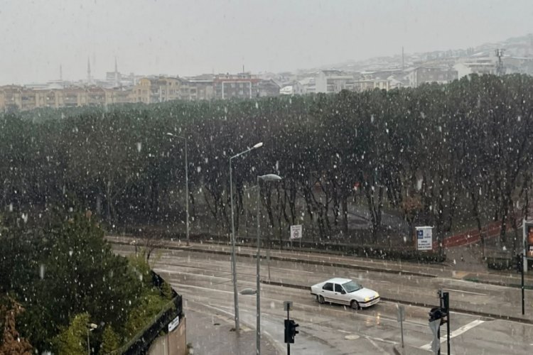 Bursa'da kar yağışı etkili oluyor