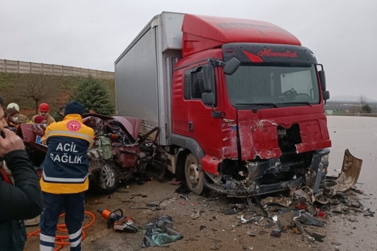 Bursa'da kamyon ve  otomobil &ccedil;arpıştı: 5 &ouml;l&uuml;