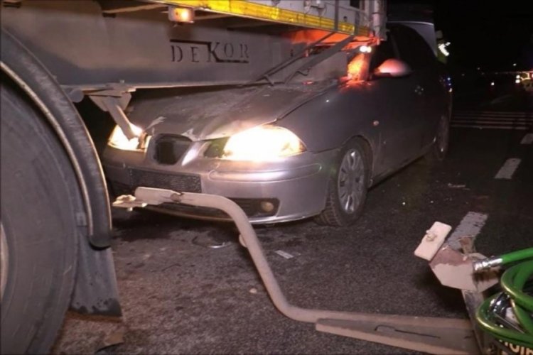 Balıkesir'de otomobil tıra &ccedil;arptı: 2 yaralı