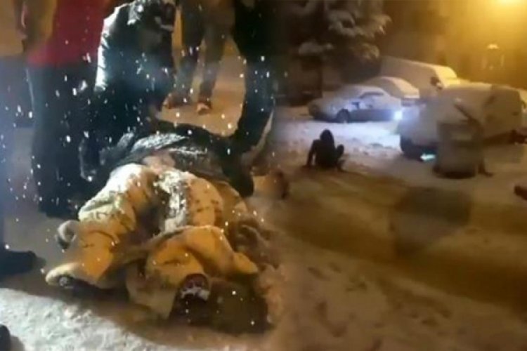 Ankara'da karda kayan 2 kişi otomobilin altına girdi