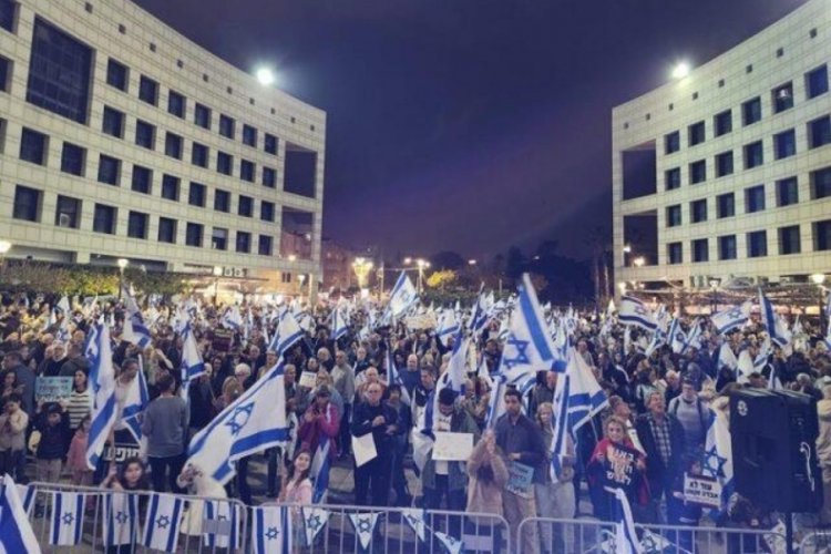 İsrail'de protestolar devam ediyor: "Yanlış nesle d&uuml;şt&uuml;n&uuml;z"