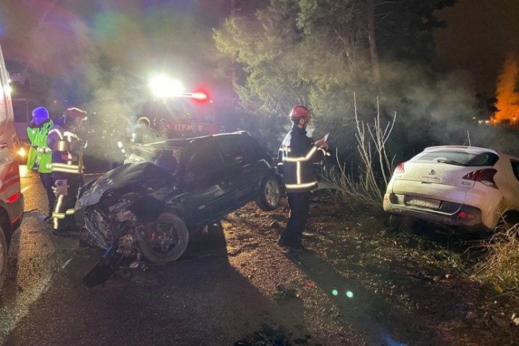 Kocaeli'nde iki otomobil &ccedil;arpıştı
