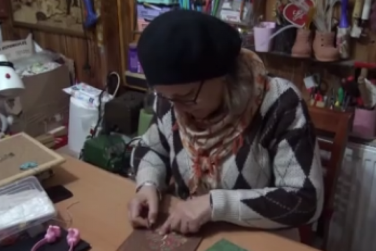 T&uuml;rkiye'de sayılı sanat&ccedil;ılardan birisi de Bursa'da! Unutulan sanatı yaşatıyor