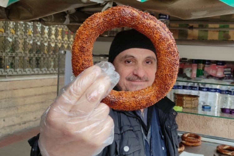 Bursa'da insanlara yardımcı olmak i&ccedil;in seyyar satıcılık yapıyor