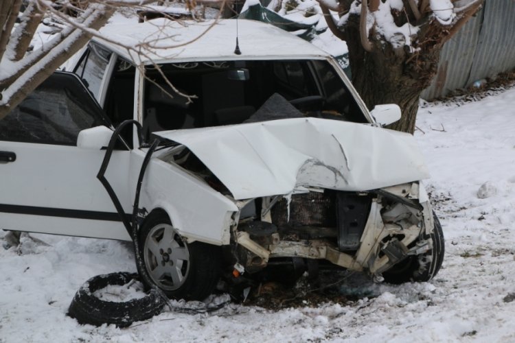 Buzlanma nedeniyle otomobil şarampole yuvarlandı: 4 yaralı