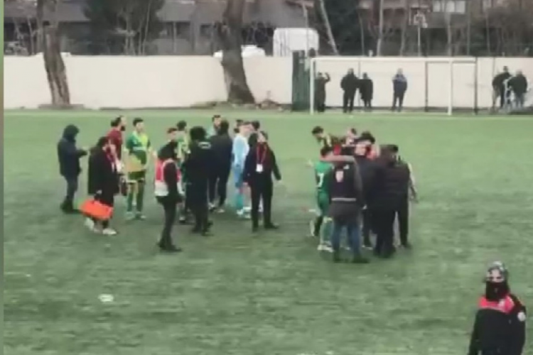 S&uuml;per amat&ouml;r lig ma&ccedil;ında ortalık karıştı