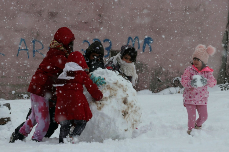 Bitlis'te yoğun kar yağışı nedeniyle okullar tatil edildi
