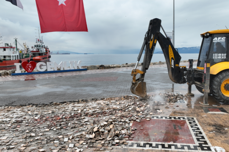 Bursa'da Gemlik Meydanı yenileniyor
