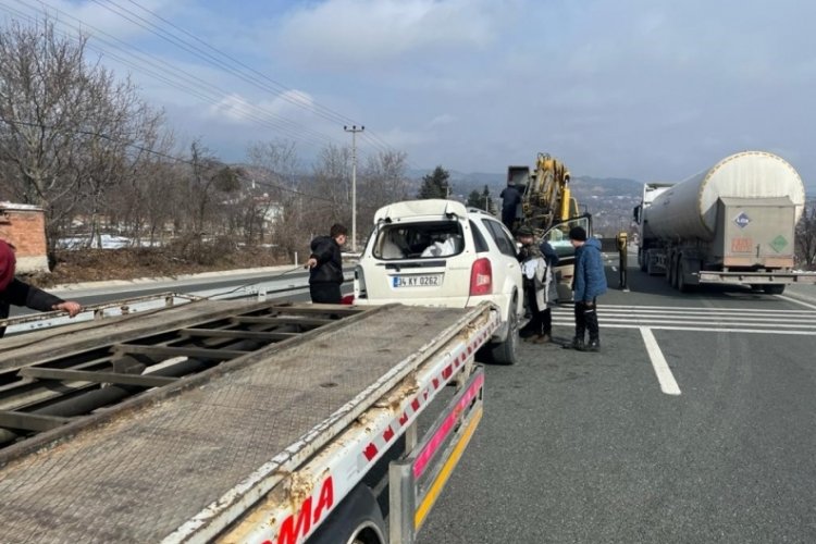 Kastamonu'da yoldan &ccedil;ıkan cip bariyerlere &ccedil;arptı