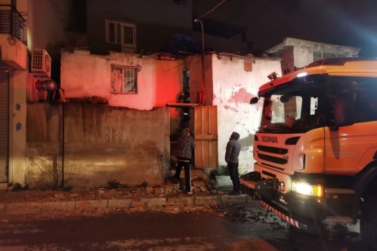 İzmir'de evin &ccedil;atısı &ccedil;&ouml;kt&uuml;, 1 kişi yaralı kurtarıldı